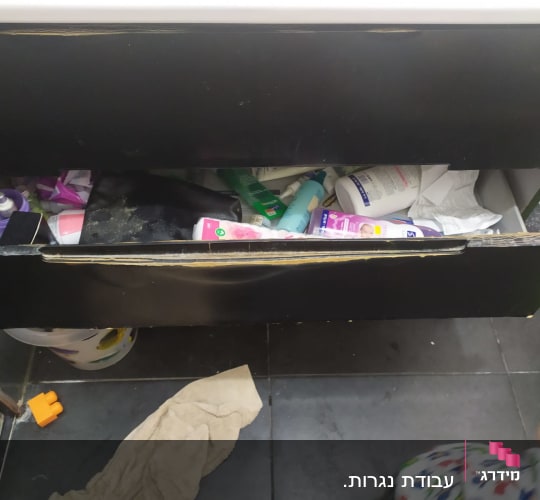 מגירה פתוחה עם מוצרי טיפוח שונים